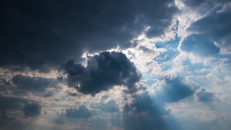 E shtuna me reshje lokale shiu, temperatura deri në 33°C