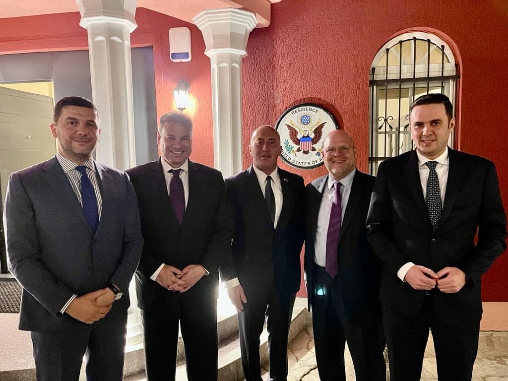 Takimi me Escobar/ Veriu i Kosovës, kryefjala në darkën mes tij dhe krerëve të partive opozitare