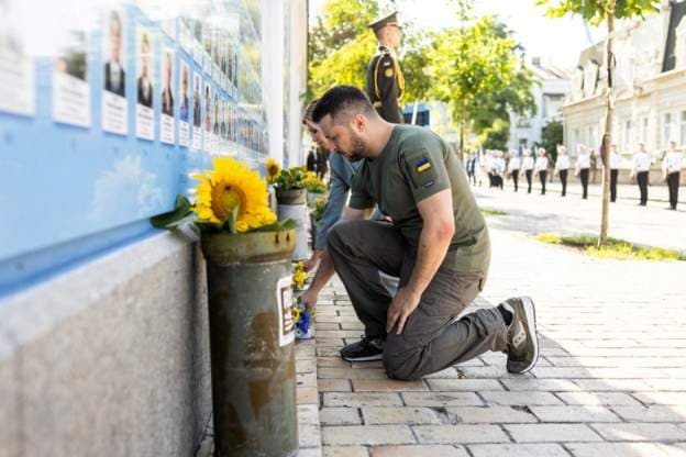 Zelensky nderon ushtarët e rënë në Ukrainë