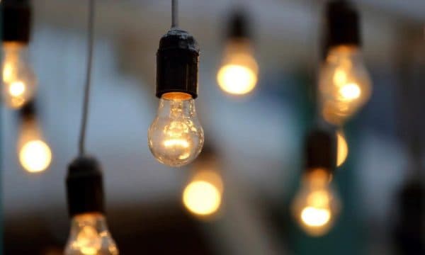 KESH, apel qytetarëve: Fikni 2 llamba për 4 orë çdo ditë për të kursyer energji elektrike