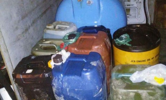 Tregti me naftë kontrabandë, policia i bllokon 2 mijë litra karburant në shtëpi pronarit