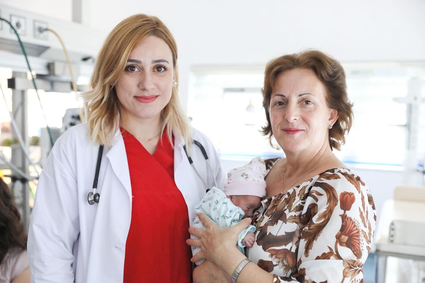 Manastirliu shpërndan lajmin e bukur: 52-vjecarja nënë për herë të parë, mirënjohje stafit