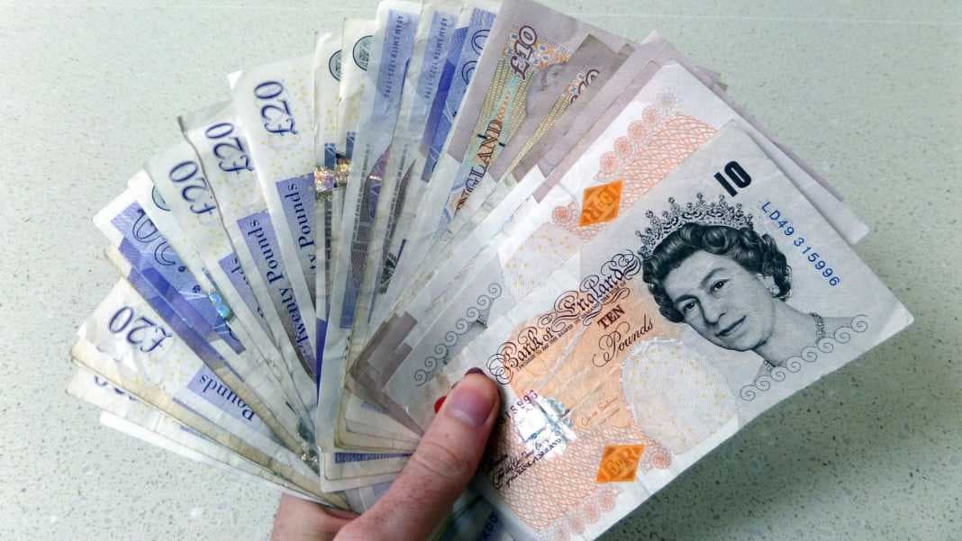 Paundi britanik arrin nivelin më të ulët në 37 vjet