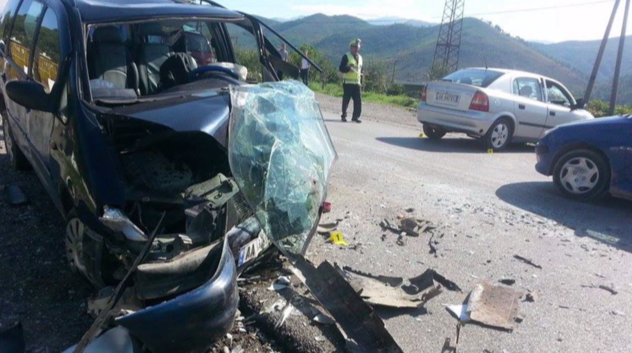 Makina del nga rruga në Maminas-Sukth, plagoset një vajzë e re