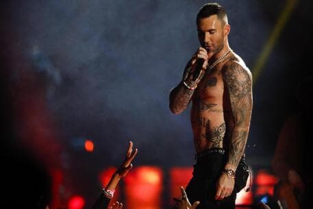 Adam Levine mohon akuzat për tradhti, por pranon se ka flirtuar me femra të tjera
