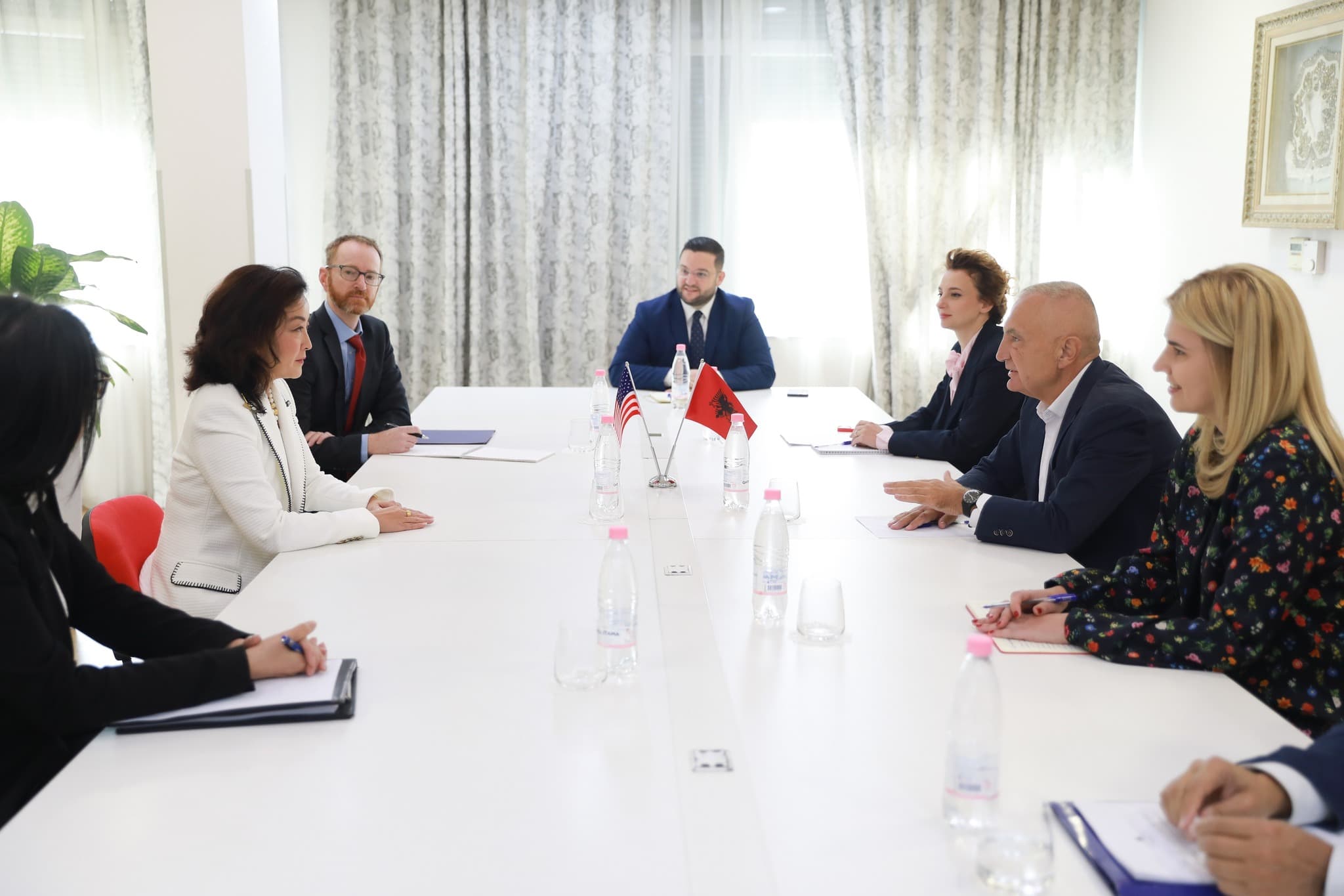 Takimi me Metën, ambasada e SHBA-ve: Kim përsëriti nevojën që partitë të bashkohen për t’u përfshirë në dialog