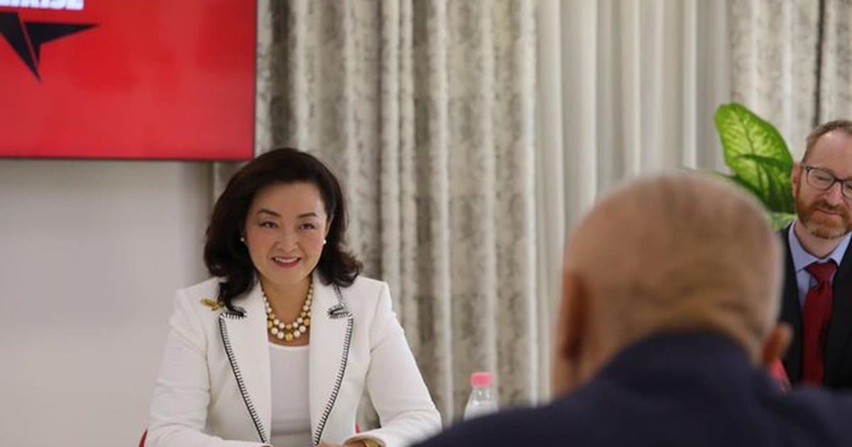Meta zbulon bisedën me Yuri Kim (VIDEO)