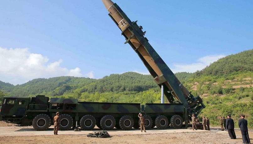 Koreja e Veriut lëshon një raketë balistike në detin e Japonisë
