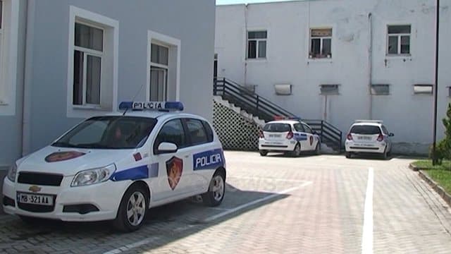 Kërcënoi dhe goditi me sende të forta infermierin, procedohet 48-vjeçari