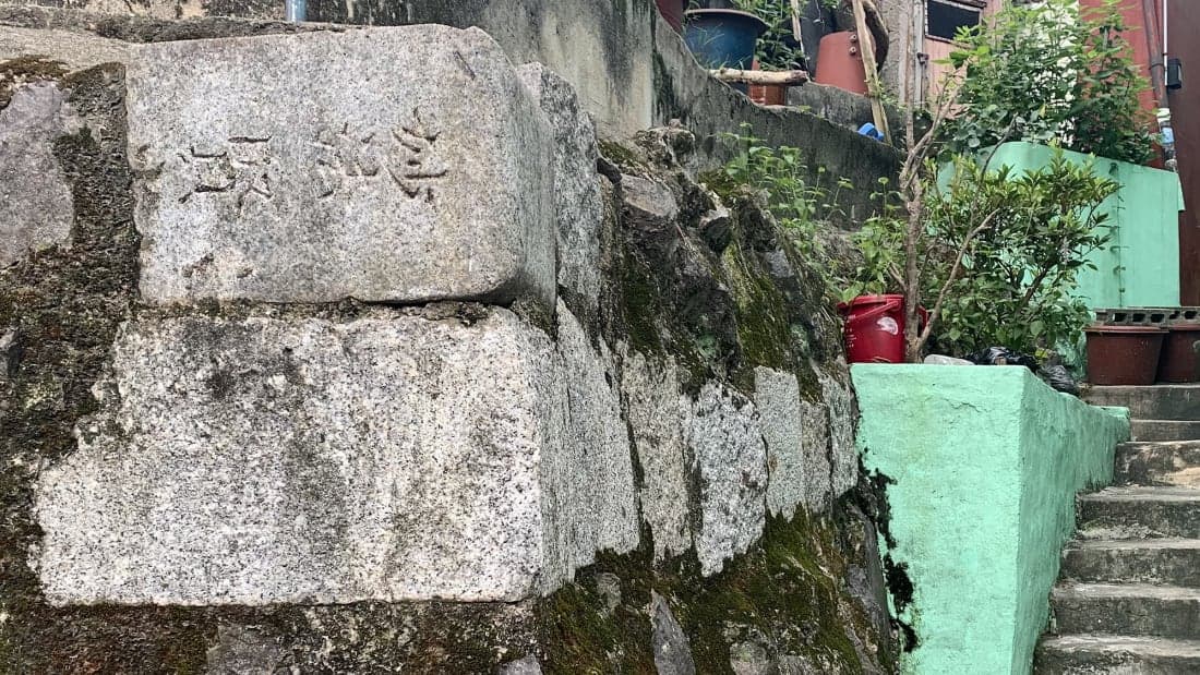 Foto/ Njihuni me fshatin e ndërtuar me 'gurë varri'