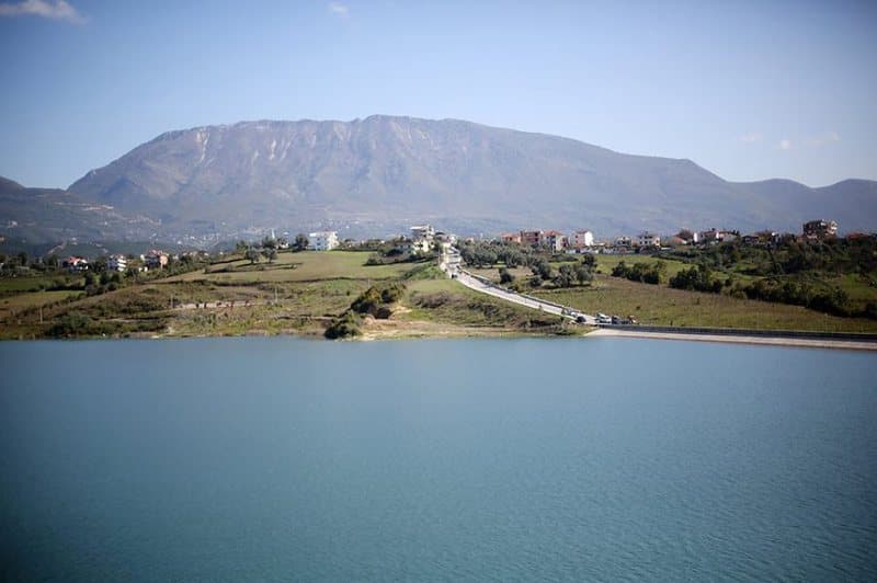 Tiranë, gjendet i mbytur tek liqeni i Farkës një 30-vjeçar