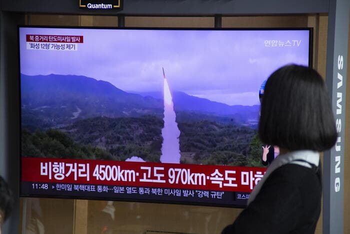Koreja e Jugut: Veriu lëshoi dy raketa të reja balistike