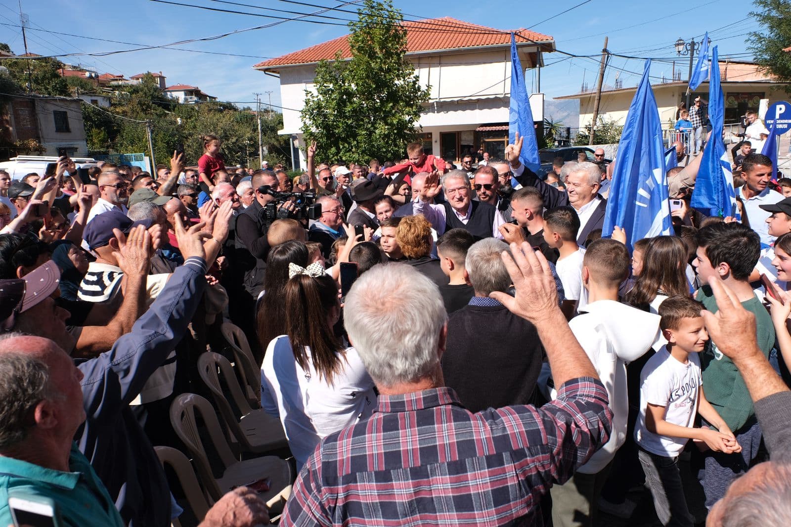 Berisha, mesazh Ramës: Nuk ka forcë që ta shpërbëjë Lazaratin, mbetet bastion i lirisë