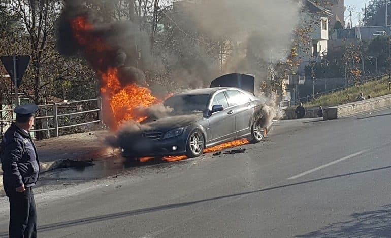 Tiranë, makina merr flakë në ecje