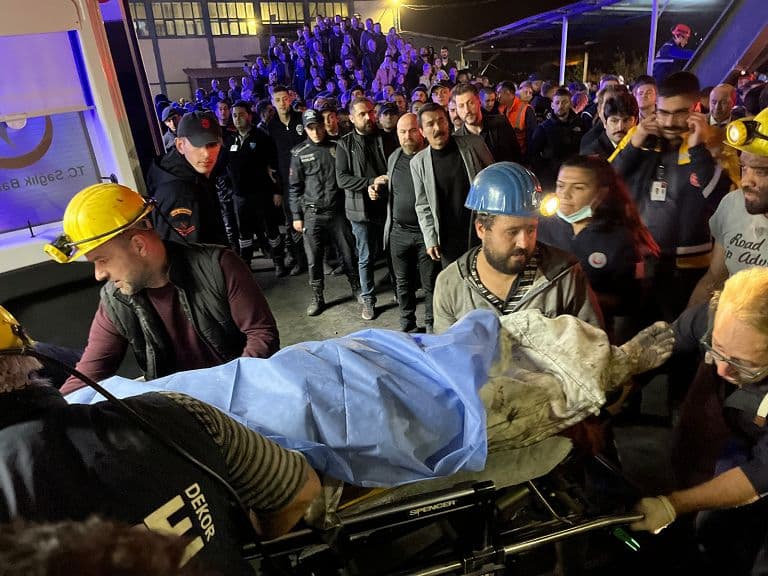 40 të vdekur nga shpërthimi i minierës në Turqi, 15 minatorë ende të bllokuar
