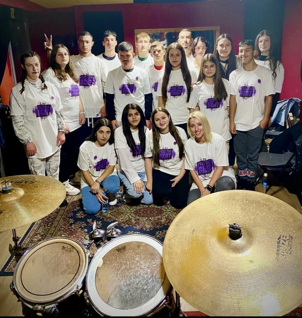 “Feel the beat”, projekti i ri u mundëson të shijojnë muzikën të rinjve që nuk dëgjojnë