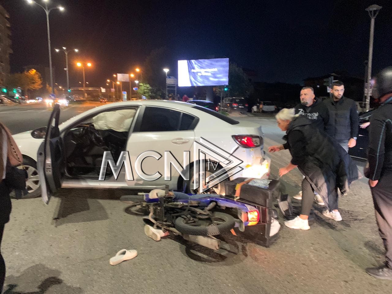 Foto/ Makina përplas motorin te “Pallati me Shigjeta”, një i plagosur