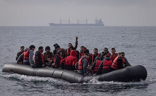 Transportonte emigrantë me gonone në Britani, arrestohet 31-vjeçarja shqiptare