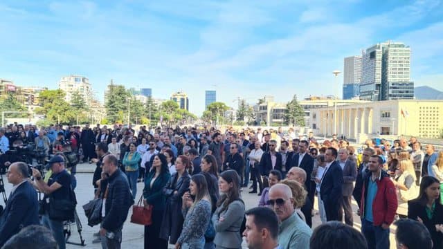 Pedagogët para Politeknikut/ Berisha bën thirrje: Të gjithë në protestën e fuqishme të universiteteve!