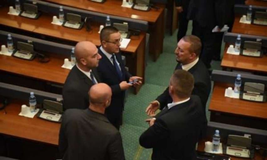 Deputetët e Listës Serbe dorëzojnë mandatet në Kuvendin e Kosovës