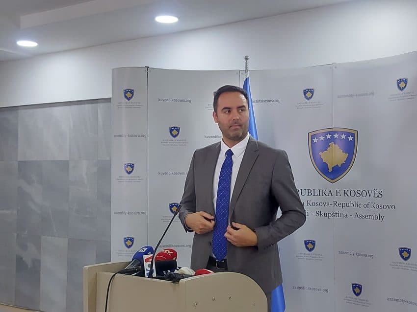 Mandatet e dorëzuara nga Lista Serbe/ Konjufca: Deputetët do të zëvendësohen sipas ligjit