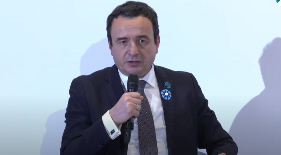 Kurti nga Parisi: Gati t’i zgjasim dorën Serbisë, nëse ata janë gati të çlirojnë grushtet e tyre!