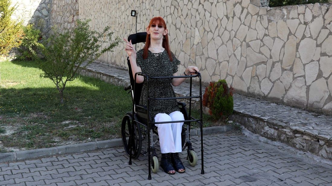 Gruaja më e gjatë në botë bën fluturimin e saj të parë me avion