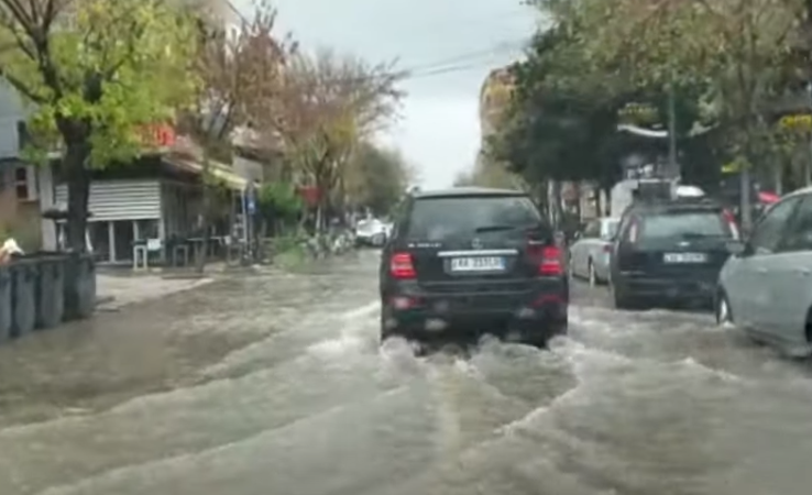 Reshjet shkaktojnë probleme në qarkun Shkodër, rrugë të bllokuara dhe ura të dëmtuara