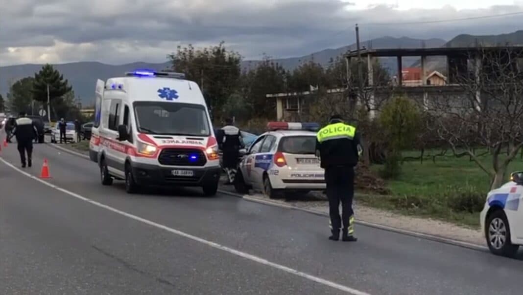 Aksident në aksin Levan-Tepelenë/ Automjeti del nga rruga, pasagjerja përfundon në spital