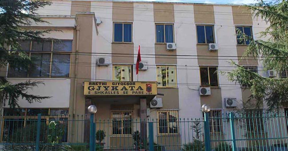 Sherr me grushte pranë Gjykatës së Fierit/ Dhunohet avokati, arrestohet 32-vjeçari dhe procedohet i moshuari