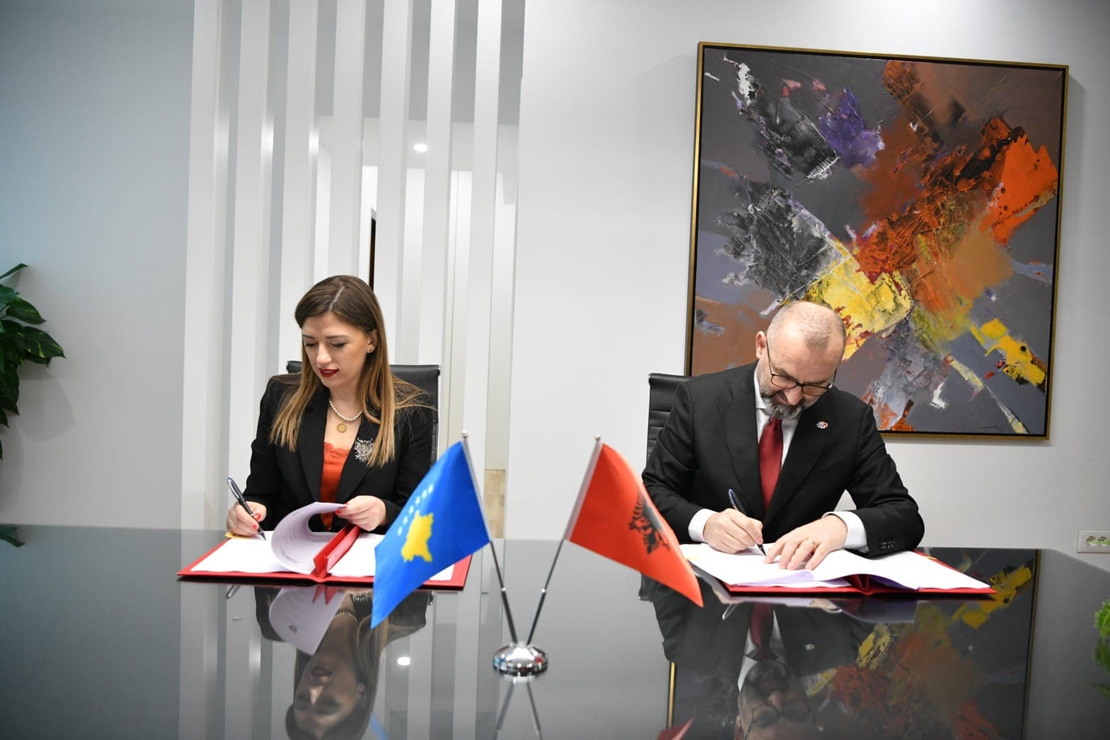 Kosova dhe Shqipëria nënshkruajnë dy marrëveshje të reja nga fusha e drejtësisë