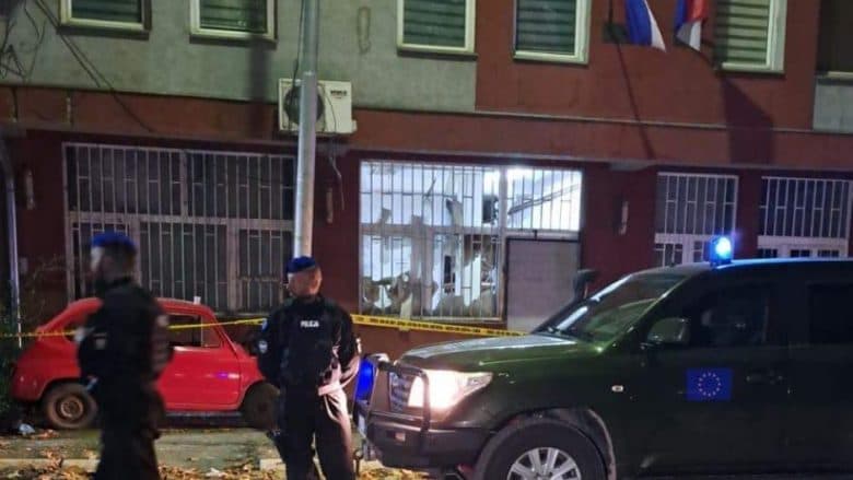Tensione në veri/ Shpërthehet në mënyrë të kontrolluar granata e dorës e hedhur në zyrën e KQZ në Mitrovicë