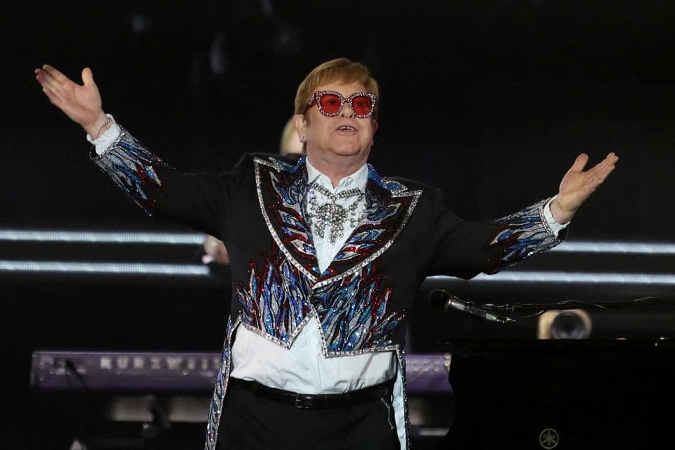 Elton John largohet nga Twitter