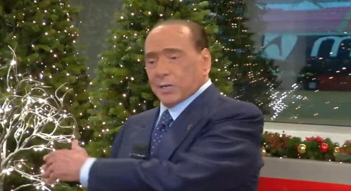 Premtimi i Berlusconi-t për futbollistët e Monza-s: Nëse mundni Juven, ju sjell një autobus me k*rva