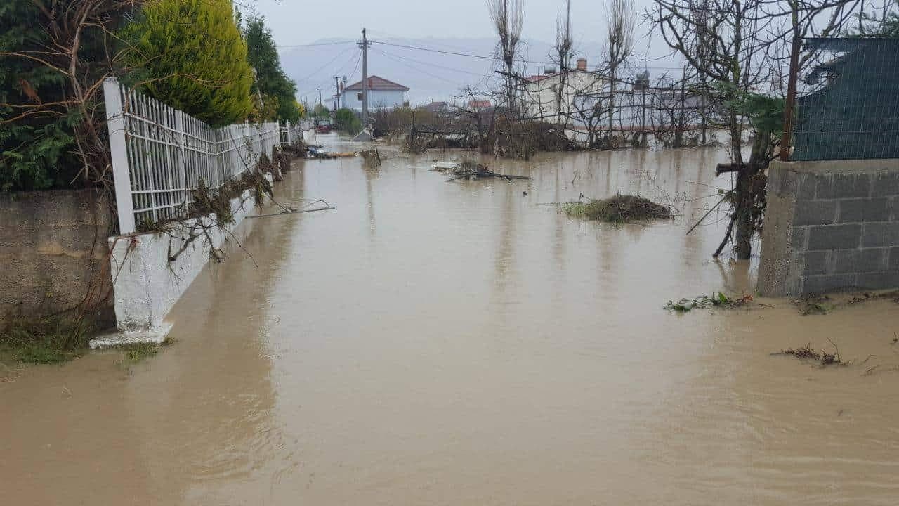 Reshjet e shiut/ Përmbyten 620 hektarë tokë Lezhë, disa zona pa energji
