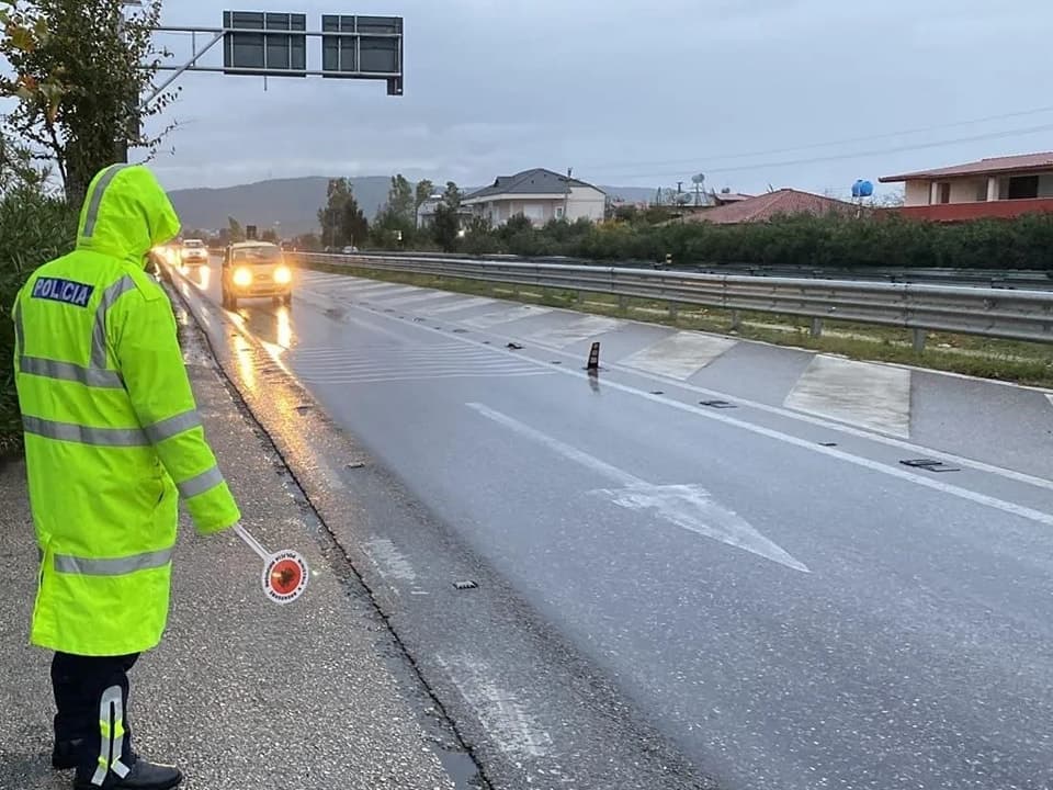 Prezencë uji nga reshjet, policia rrit prezencën në akset rrugore