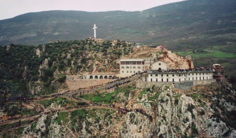 29-vjeçarja hidhet nga shkëmbi te Kisha e Laçit, në gjendje të rëndë për jetën te Trauma
