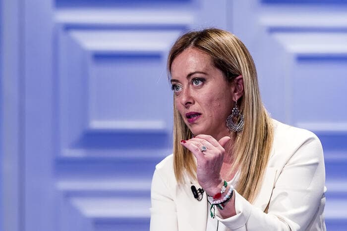 Meloni: Shteti nuk ka pse mban me para ata që presin punën e ëndrrave