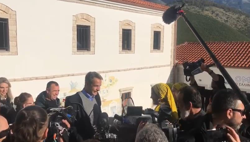 Mitsotakis para banorëve të Himarës: Mbështesim Shqipërinë për integrimin në BE, ju jeni një gur lidhës