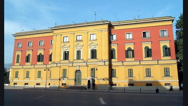 Kompensim 1.2 milionë euro një personi, arrestohet sekretari i përgjithshëm i Ministrisë së Financave dhe dy të tjerë