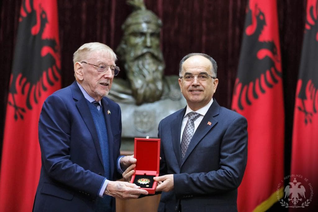 Begaj dekoron ambasadorin Walker “Kalorës të Urdhrit të Flamurit”: Falë tij bota u informua për krimet në Kosovë