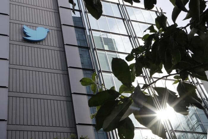 Twitter nxjerr në ankand qindra objekte nga zyrat në San Francisko, edhe statujën e zogut