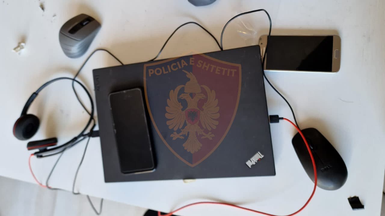Mashtronin shtetas të huaj përmes telefonit për të investuar në bursa fiktive, 2 të arrestuar në Tiranë
