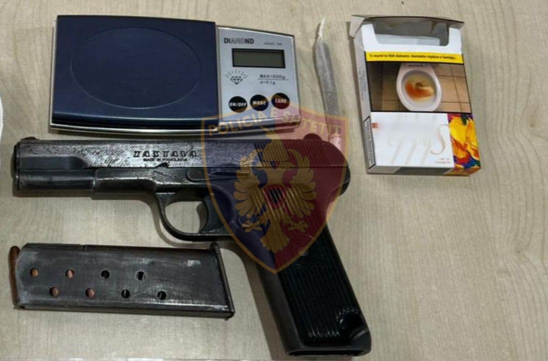 Lëvizte me armë dhe drogë në makinë, vihet në pranga 19-vjeçari në Kurbin