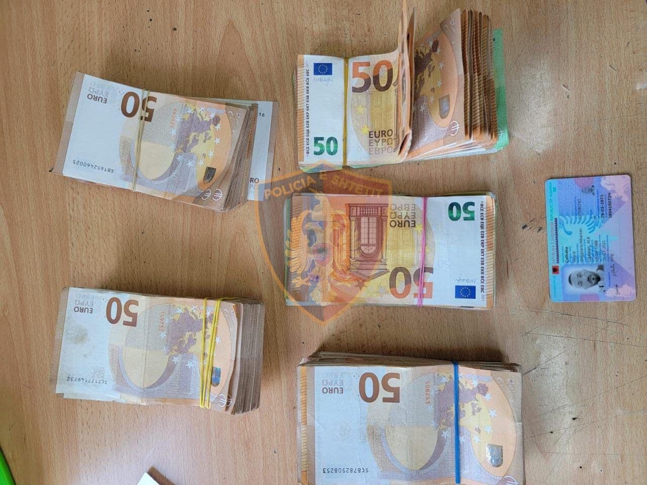 Tentoi të kalonte në Portin e Durrësit 33 mijë euro pa i deklaruar, arrestohet 35-vjeçari