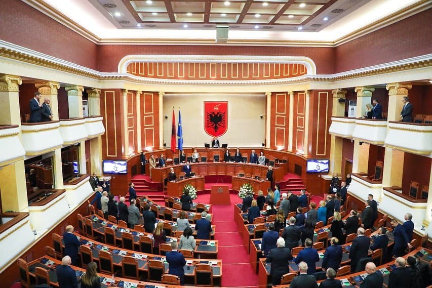 “Skandali McGonigal”, deputetët e PD kërkesë Nikollës për ndryshimin e rendit të seancës: Mocion me debat