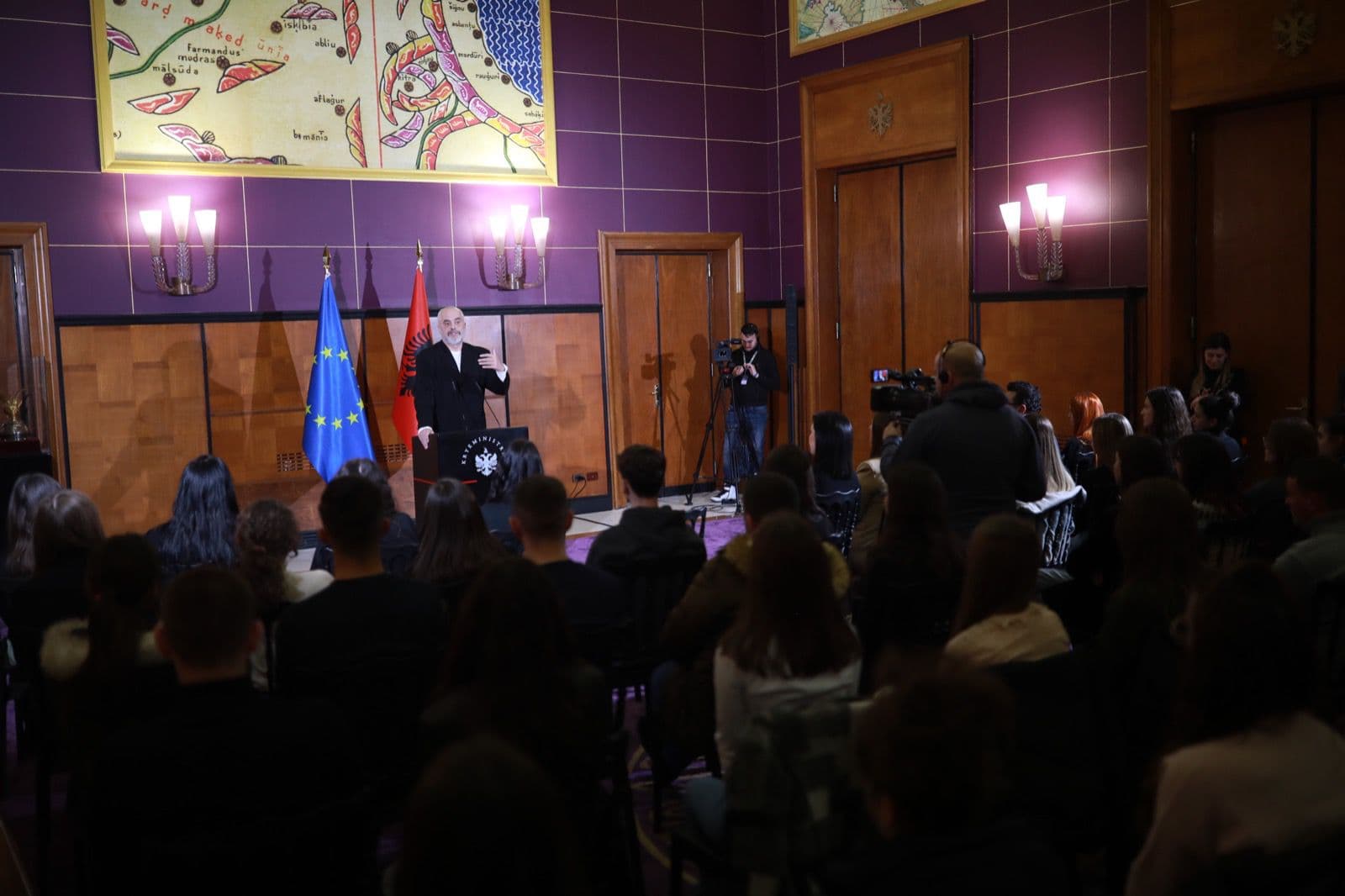 Rama me studentët përfitues të bursave: Paga minimale do të shkojë së shpejti në 40 mijë lekë