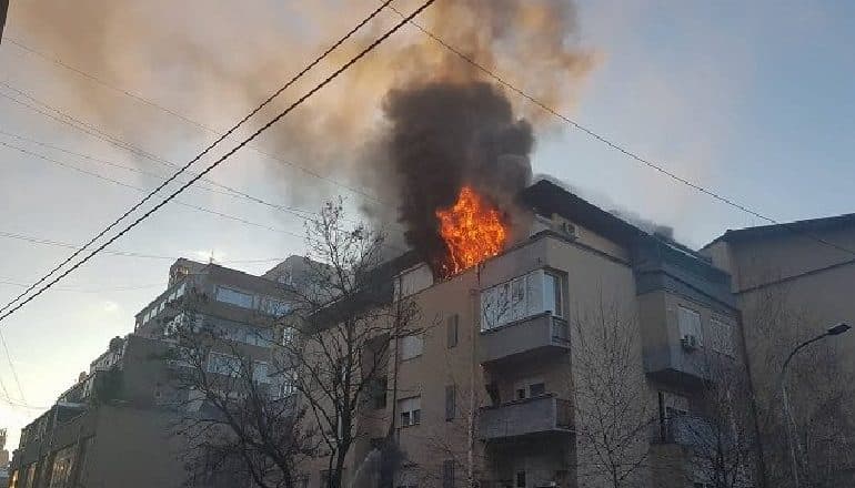 Zjarr në banesë, humbet jetën i moshuari në Fushë Krujë