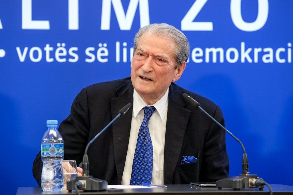 Berisha: Erion Veliajn duhet gjuajtur me vezë e domate kudo që kalon, po vjedh paratë tuaja