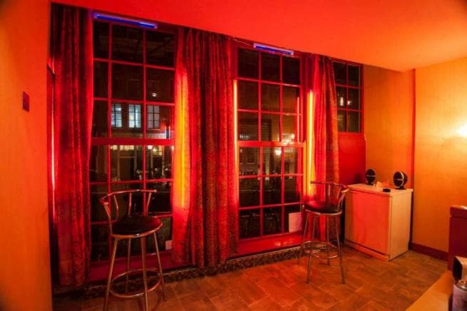 Amsterdam, ndalohet pirja e kanabisit në lagjen e “Dritave të Kuqe”